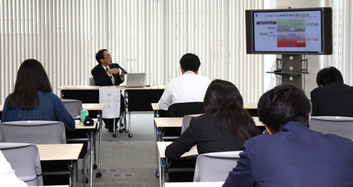 記者会見中の檜山教授
