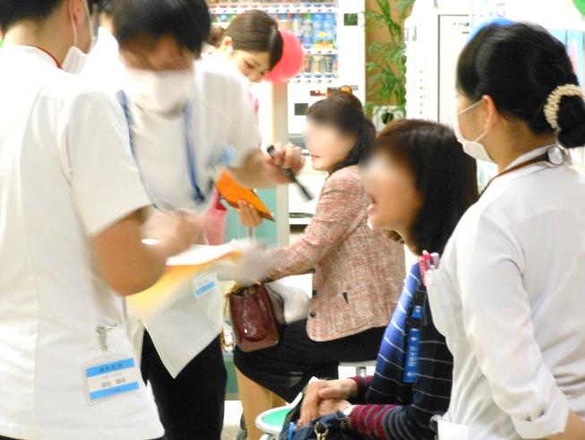 口腔の乾燥度をチェック 口腔の乾燥度をチェック