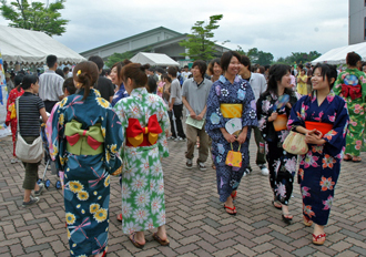 Yukata-clad Festival Goers