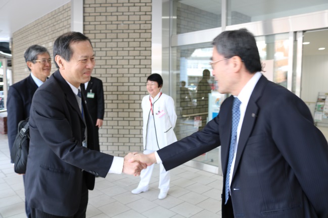 許病院長（左）を迎える平川病院長