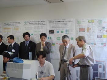 ナノデバイス・システム研究センターで説明を受ける有本局長（右から２人目）