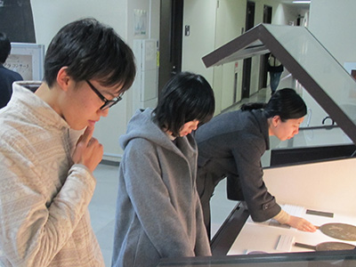 入替作業をする学生 サテライト展示