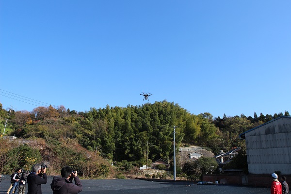 医院の近くの空き地に無事到着