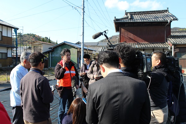 取材を受ける貞森客員准教授（左から3人目）