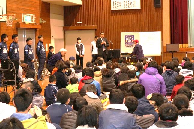 挨拶をする飯田センター長(中央) 挨拶をする飯田センター長(中央)