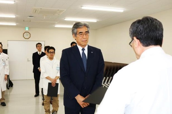 平川病院長から受賞された方々に表彰状の授与 平川病院長から受賞された方々に表彰状の授与