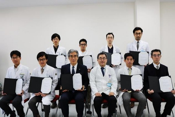 受賞者の皆さんと平川病院長 受賞者の皆さんと平川病院長