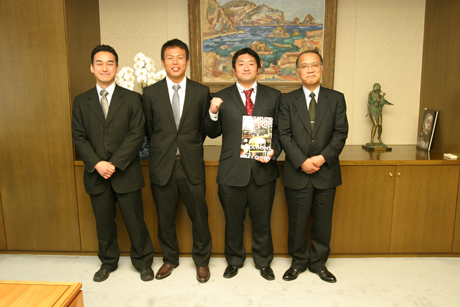 左から、小宮山道夫准教授（同窓会広島本部長）、福田修悟コーチ（理学研究科）、清水達也主将、浅原学長