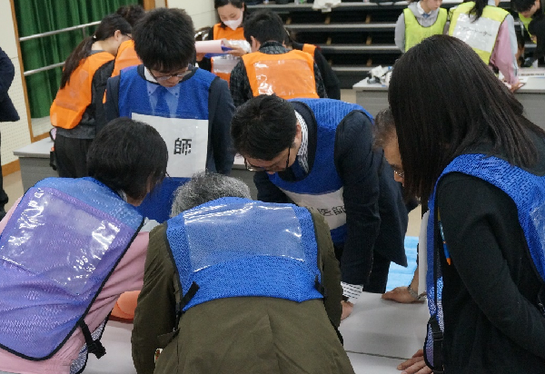 医師、歯科医師、警察役に分かれての実習の様子の写真