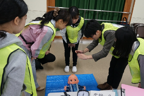 歯学部学部学生グループの実習の様子の写真