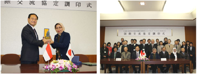 左:アイルランガ大学より記念品の贈呈 右:調印式参加者全員で記念撮影