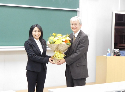 研究室学生から花束