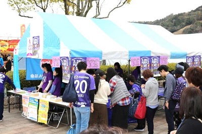 お祭り広場にブースを設置 お祭り広場にブースを設置
