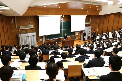 木内病院長が新入職員に訓示 木内病院長が新入職員に訓示