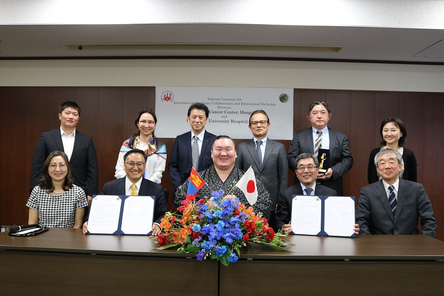 Commemorative photo at the signing ceremony