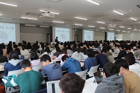 学生でうめつくされた会場