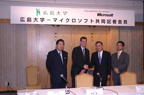 記者発表を終え握手する牟田広島学長（右）とローディング マイクロソフト株式会社代表執行役社長（左）